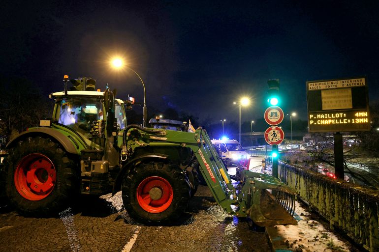 A tractor blocks a road during a demonstration of French agricultural union Coordination Rurale (CR) as part of a nationwide day of protests and actions called by several farmers unions to push the French government to block the Mercosur trade deal and protest against its handling of the nodular dermatitis (CND) epidemic, near the Porte d'Auteuil metro station in Paris on January 8, 2026. (Photo by Thomas SAMSON / AFP)
