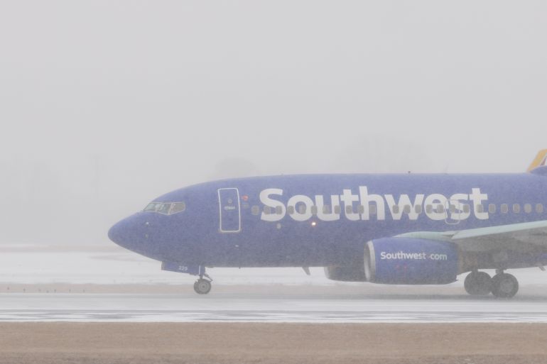 NASHVILLE, TENNESSEE - JANUARY 24: A southwest flight takes off at Nasvhille International Airport as snow falls on January 24, 2026 in Nashville, Tennessee. A massive winter storm is expected to bring frigid temperatures, ice, and snow to millions of Americans across the nation. Brett Carlsen/Getty Images/AFP (Photo by Brett Carlsen / GETTY IMAGES NORTH AMERICA / Getty Images via AFP)
