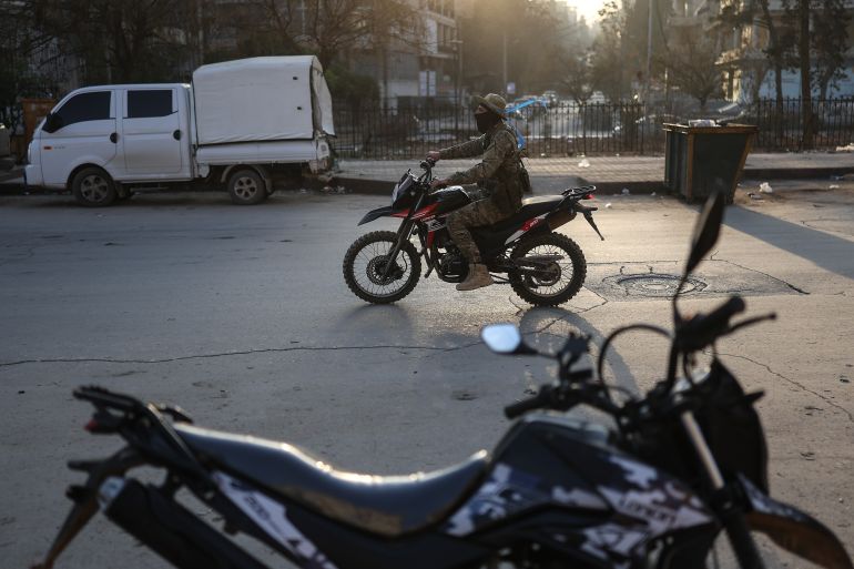 ap_695e90a2e0a14-1767805090 جندي من القوات الحكومية السورية يستقل دراجة نارية خلال اشتباكات مع مقاتلين أكراد في أحد أحياء حلب الشمالية، 7 يناير/كانون الثاني 2026.