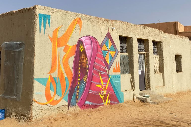 أمرأة تتزين باللباس التقليدي الليبي واقفة في قلب غات للفنان شندول