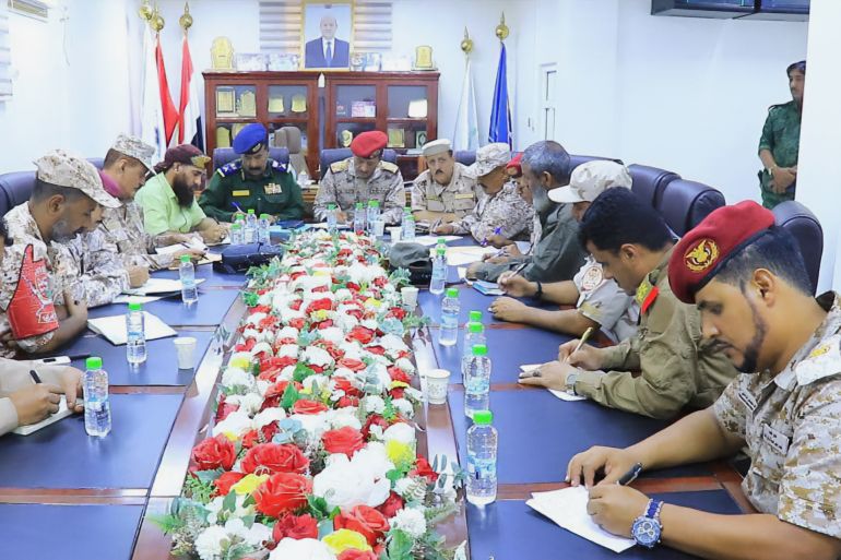 اجتماع القيادات العسكرية اليمني بعدن يناقش خطة إخراج المعسكرات