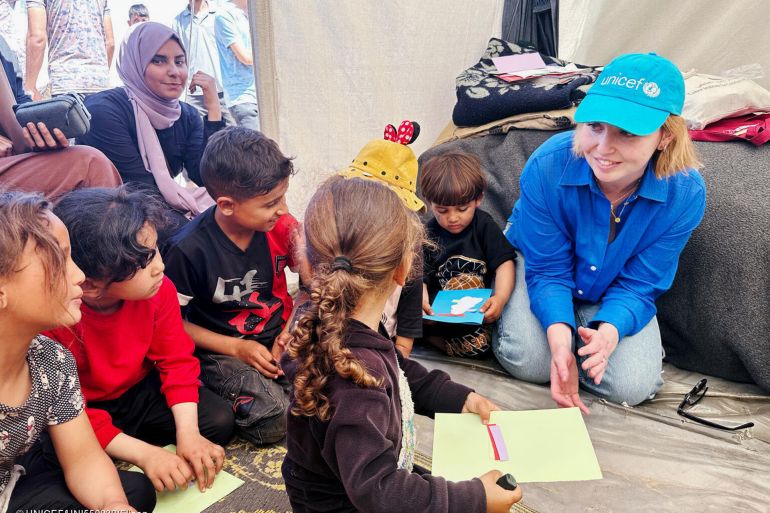 d8aad8b3-d8a5d986d8bad8b1d8a7d8b3d98ad981-1756466389 UNICEF Spokesperson Tess Ingram, right, speaks with children who were participating in psychosocial activities with UNICEF partner Tamer, at the Tel al Soltan Stadium Camp on 3 April, 2024, in Rafah, Southern Gaza.