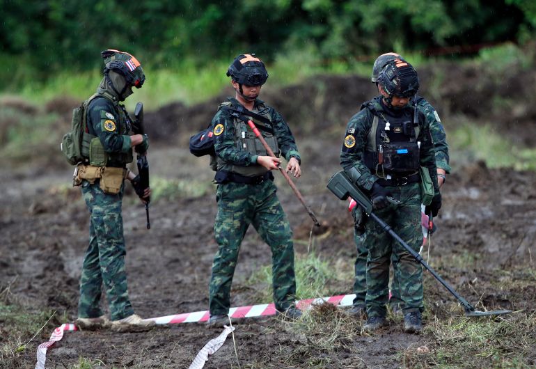 epa12444596 Thai soldiers conduct mine clearance during a law enforcement operation to remove Cambodian settlers accused of encroaching on Thai territory, in Ban Nong Ya Kaew, Khok Sung district, Sa Kaeo province, Thailand, 10 October 2025. Thai authorities invoked the Martial Law Act as the deadline expired for Cambodian settlers to leave areas claimed by Thailand, after Cambodia rejected Bangkok’s request to dismantle structures and withdraw its citizens. EPA/RUNGROJ YONGRIT