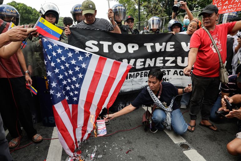 epa_695b7e0a1a21-1767603722 epa12627694 Protesters burn a United States flag during a rally on a road leading to the US Embassy in Manila, Philippines, 05 January 2026. Protesters opposed the US military actions in Venezuela, which led to the capture of Venezuelan President Nicolas Maduro and his wife, Cilia Flores, in a military operation on 03 January 2026. EPA/ROLEX DELA PENA