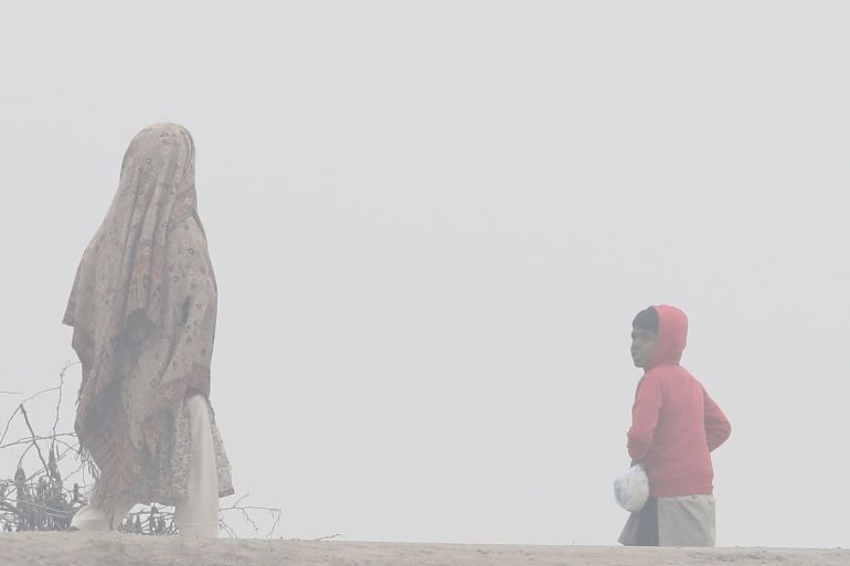 epa_697092d8023c-1768985304 epa12619311 People walk through heavy smog in Lahore, Pakistan, 31 December 2025. More than 20 million people across Punjab were affected by hazardous winter smog in 2025, with Lahore the hardest hit, as millions sought treatment for respiratory, eye, and heart diseases amid air pollution exceeding WHO limits. EPA/RAHAT DAR 105122