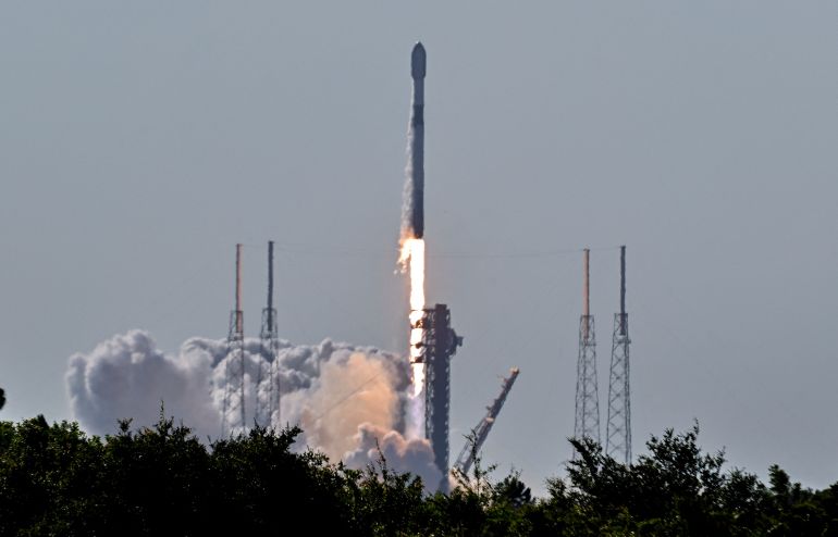 pic-5544-1760473351 A SpaceX Falcon 9 rocket carrying a payload of Starlink v2-mini satellites lifts off from Space Launch Complex 40 at the U.S. Space Force Station in Cape Canaveral, Florida, U.S. June 10, 2025. REUTERS/Steve Nesius