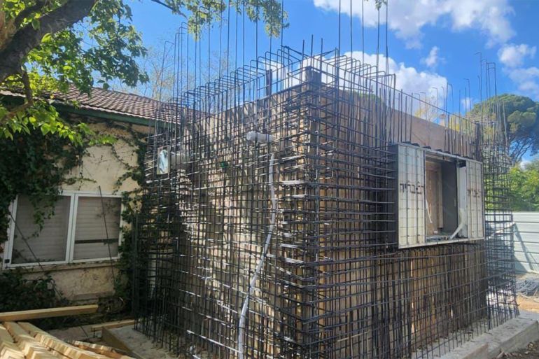 صور 3+4 بناء مئات الملاجئ في المنازل الخاصة في البلدات الإسرائيلية في الشمال والتي أخليت من سكانها بسبب الحرب. المصدر: الصور من تصوير المتحدث باسم وزارة الدفاع الإسرائيلية حولها للاستعمال الحر لوسائل الإعلام)