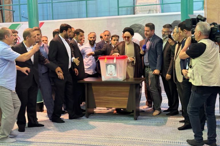 خاتمي يدلي بصوته في _جماران_ والناخبين يرددون _التحية لخاتمي_ (الجزيرة)