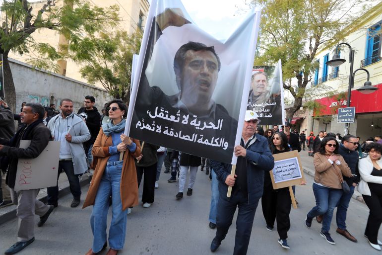 13743377-1771093186 تونس 14 فبراير/شباط - شارك نشطاء وسياسيون في مسيرة اليوم السبت في تونس تطالب بالإفراج عن المعتقلين من المعارضة الذين أودعوا السجن منذ ثلاث سنوات في القضية المرتبطة بالتآمر على أمن الدولة وقضايا أخرى. epa12739484 Families of Tunisian political prisoners shout slogans during a demonstration in Tunis, Tunisia, 14 February 2026. The protest, organised by civil society groups and opposition parties, called for the release of political prisoners and prisoners of conscience under President Kais Saied. EPA/MOHAMED MESSARA