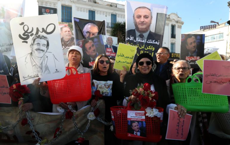 13743380-1771093191 تونس 14 فبراير/شباط - شارك نشطاء وسياسيون في مسيرة اليوم السبت في تونس تطالب بالإفراج عن المعتقلين من المعارضة الذين أودعوا السجن منذ ثلاث سنوات في القضية المرتبطة بالتآمر على أمن الدولة وقضايا أخرى. epa12739487 Families of Tunisian political prisoners shout slogans during a demonstration in Tunis, Tunisia, 14 February 2026. The protest, organised by civil society groups and opposition parties, called for the release of political prisoners and prisoners of conscience under President Kais Saied. EPA/MOHAMED MESSARA