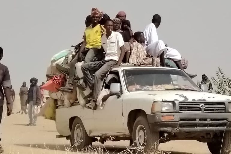 نازحين فارين من الفاشر ـ زمزم الي بلدة طويلة في وقت سابق ـ المصدر الجزيرة نت