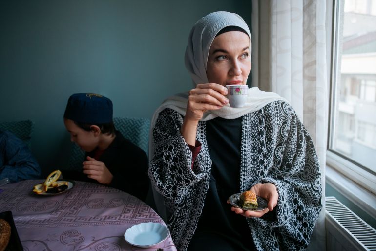 34-1772023856 front-view-woman-drinking-coffee فري بيك