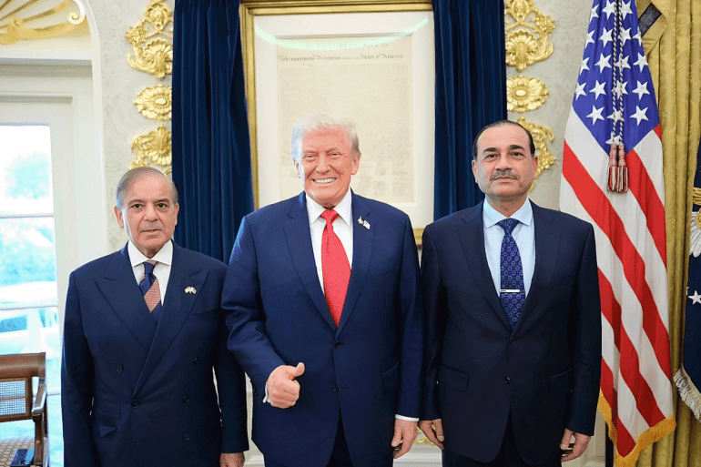 46465-1759861350 المصدر: حساب Government of Pakistan على إكس https://x.com/GovtofPakistan/status/1971343017102672229 ترامب مع رئيس الوزراء الباكستاني شهباز شريف ورئيس الأركان الجنرال عاصم منير Donald Trump with Shehbaz Sharif and Asim Munir