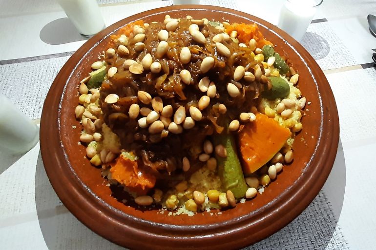 سناء القويطي/ الرباط/ "قصرية" الكسكس طبق رئيسي في ليلة السابع والعشرين من رمضان تتنافس النساء على تحضيره للمصلين في المساجد.