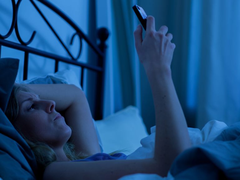 561a1af2-d947-4e20-abb4-d4a44d07e04f لمواجهة اضطرابات النوم ينبغي عدم التعرض للضوء الأزرق المنبعث من الأجهزة الإلكترونية كالهاتف الذكي والتلفاز قبل الذهاب إلى الفراش بنحو ساعتين على الأقل. (النشر مجاني لعملاء وكالة الأنباء الألمانية “dpa”. لا يجوز استخدام الصورة إلا مع النص المذكور وبشرط الإشارة إلى مصدرها.) عدسة: dpa صور: Christin Klose/dpa-tmn/dpa