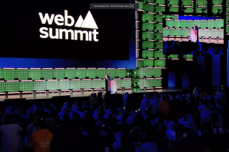 64654-1769961398 المصدر: حساب القمة على يوتيوب كلمة رئيس الوزراء القطري في افتتاح قمة الويب في الدوحة