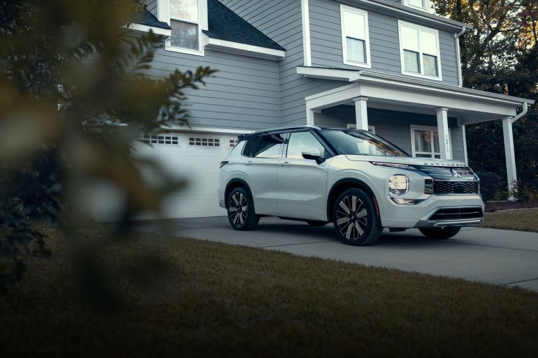 سيارة 2026 Outlander PHEV المصدر موقع ميتسوبيشي الرسمي