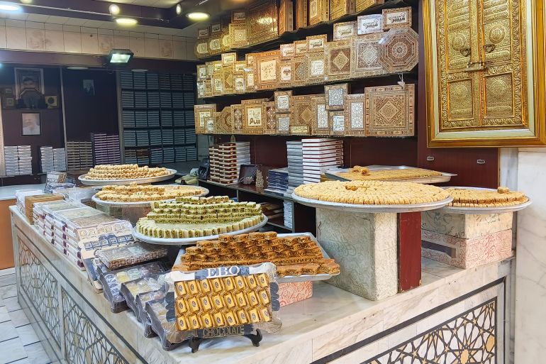 محل حلويات في سوق الجزماتية