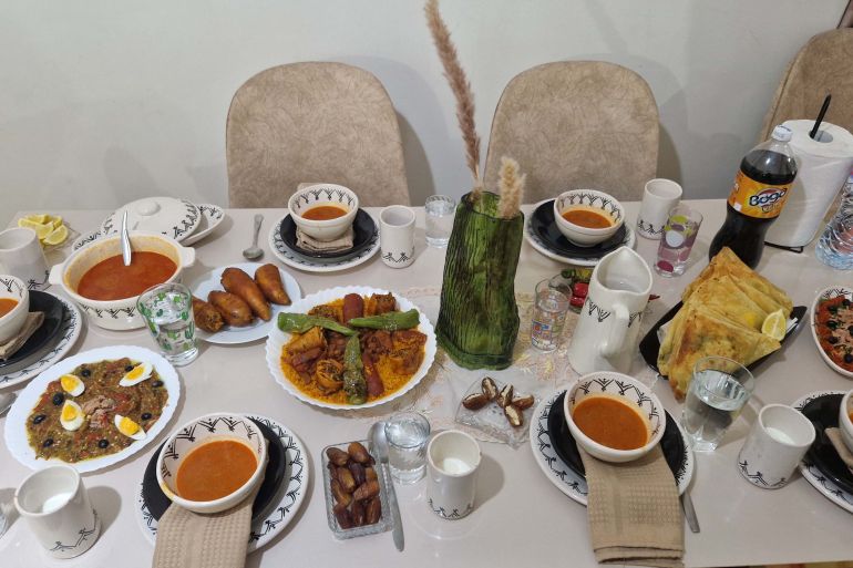 798465319-1772095182 مائدة إفطار عائلة تونسية (خاص الجزيرة نت)