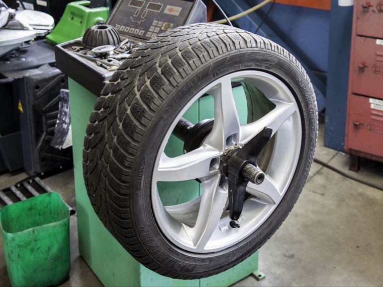 8352e2ad-9332-4fd3-b74f-e19eb0310e48 إطار سيارة المصدر بيكسابي