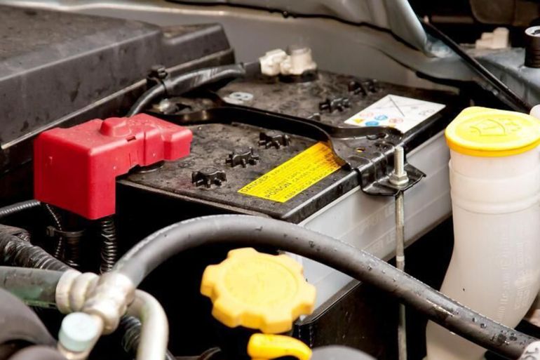 يرجع سبب عطل البطارية في الشتاء إلى تباطؤ العمليات الكيميائية في البطارية بصورة ملحوظة في الطقس البارد ومع تقادم البطارية، علاوة على أنه يتم استنزاف البطارية بدرجة كبيرة خلال هذه الفترة تحديدا؛ حيث يتم تشغيل وظائف الراحة مثل تدفئة المقاعد والزجاج الأمامي والمرايا الجانبية بصورة متكررة. (النشر مجاني لعملاء وكالة الأنباء الألمانية “dpa”. لا يجوز استخدام الصورة إلا مع النص المذكور وبشرط الإشارة إلى مصدرها.) عدسة: dpa صور: dpa