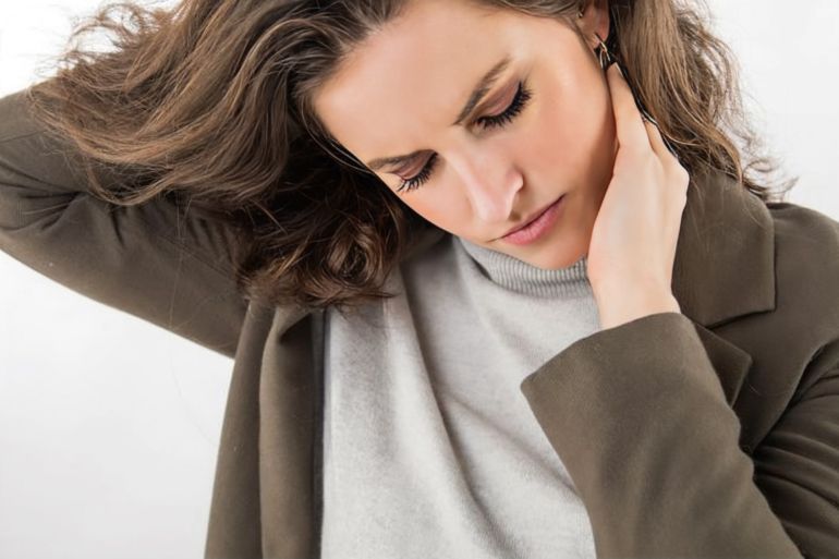 88200494-1765875694 تحرك الرأس والرقبة بشكل لا إرادي يرجع إلى الإصابة بخلل التوتر العضلي العنقي المعروف أيضا باسم "التواء الرقبة التشنجي"، وينتج هذا التحرك اللاإرادي عن انقباضات عضلية مفاجئة (تشنجات). (النشر مجاني لعملاء وكالة الأنباء الألمانية “dpa”. لا يجوز استخدام الصورة إلا مع النص المذكور وبشرط الإشارة إلى مصدرها.) عدسة: dpa صور: dpa