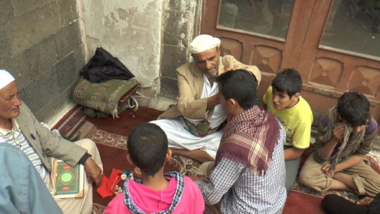 مراد العريفي - الجزيرة نت-كحل الإثمد علاج وجمال-الجامع الكبير-صنعاء - عيون مكحلة للرجال.. طقوس رمضانية يتمسك بها اليمنيون