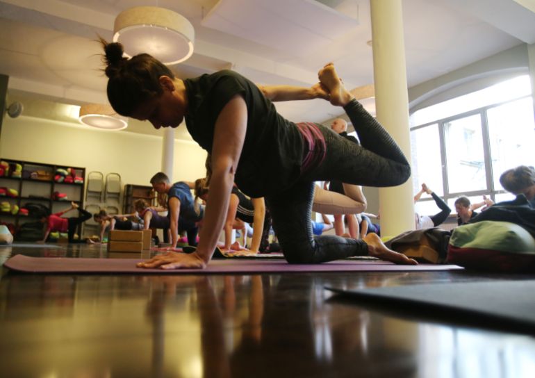 Maintaining gym consistency after the New Year hype fades requires strategies that transform motivation into a lasting habit. Photo: Oliver Berg/dpa