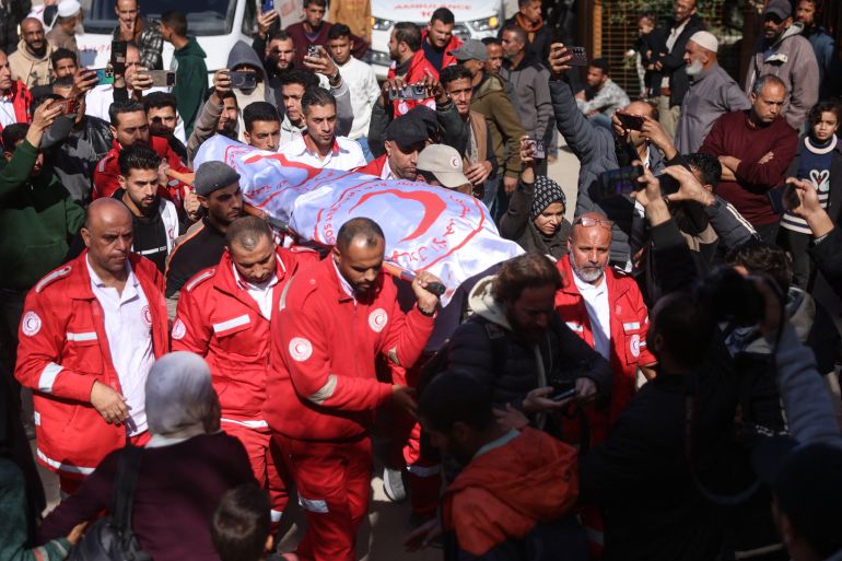 طواقم الهلال الأحمر الفلسطيني يشيعون جثمان زميلهم المسعف حسين السميري، الذي استشهد في قصف للاحتلال استهدف خياماً للنازحين ومسعفين في خان يونس جنوبي قطاع غزة