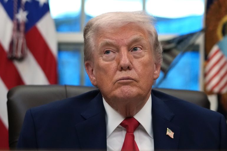 ap_697c5824a65bf-1769756708-1 El presidente Donald Trump durante un evento en el Despacho Oval de la Casa Blanca, el jueves 29 de enero de 2026, en Washington. (AP Foto/Allison Robbert)