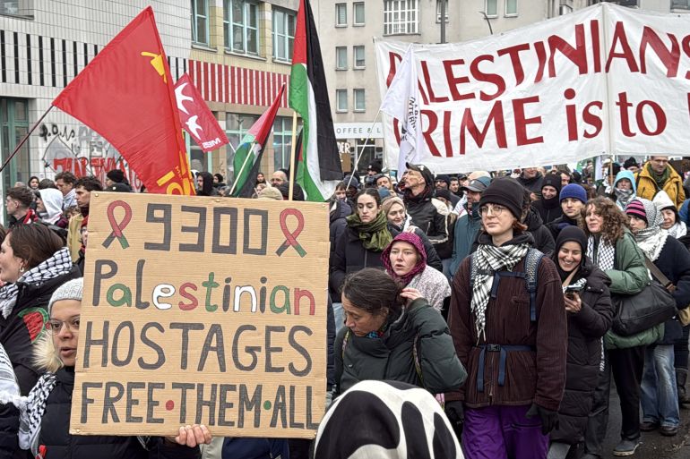 berlin-6-1770501747 شهدت العاصمة الألمانية برلين، السبت، مظاهرة حاشدة داعمة لفلسطين تنديدا بالجرائم الإسرائيلية، خرجت تحت شعار "أوقفوا الإبادة الجماعية".وذكر مراسل الأناضول أن مئات الأشخاص تجمعوا في حي فيدينغ في برلين، وساروا إلى ساحة ليوبولد مرددين هتافات تضامنية مع غزة.ورفع المتظاهرون لافتات كتبت عليها عبارات تطالب بوقف الإبادة الجماعية التي ترتكبها إسرائيل في غزة، وبالحرية للشعب الفلسطيني. ( Erbil Başay - وكالة الأناضول )