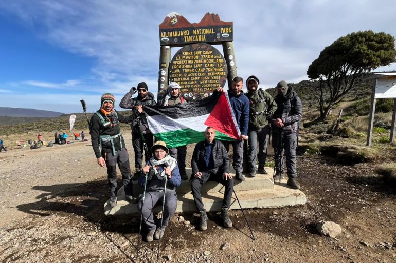 رحالة مقدسيون يرفعون علم فلسطين في قمة قمة أوهورو في جبل كيليمانجارو في تنزانيا @من حساب @ramzi.ans1 على انستقرام