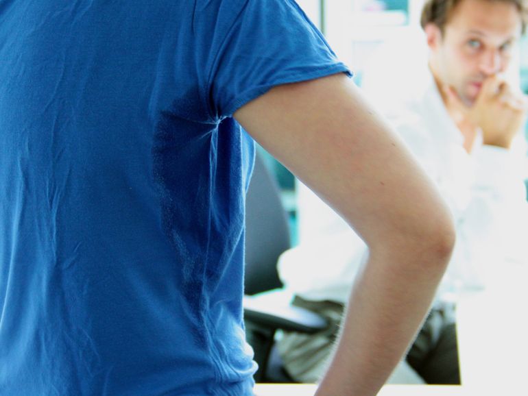 لتجنب التعرق المفرط خلال الصيف ينبغي ارتداء ملابس مصنوعة من ألياف طبيعية كالقطن والكتان، وأن تكون ذات ألوان فاتحة كالأبيض والبيج. (النشر مجاني لعملاء وكالة الأنباء الألمانية “dpa”. لا يجوز استخدام الصورة إلا مع النص المذكور وبشرط الإشارة إلى مصدرها.) عدسة: dpa صور: Mascha Brichta/dpa-tmn/dpa Credit: Mascha Brichta / dpa-tmn / Mascha Brichta/dpa-tmn/dpa