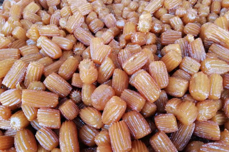 _حلويات البلح من أطباق الحلويات الرئيسية في رمضان (الجزيرة)