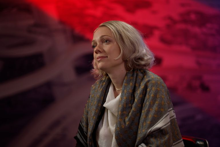 الناشطة الدولية هانا فيليبس خلال مقابلة مع الجزيرة على هامش منتدى الجزيرة اليوم في الدوحة