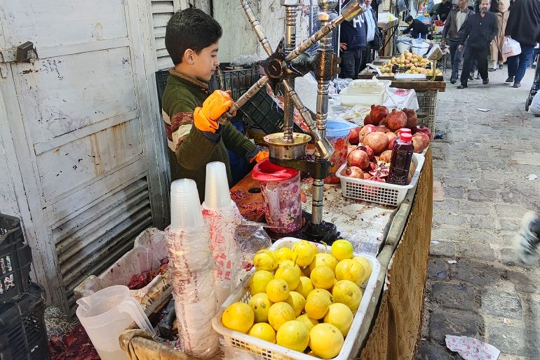 طفل يصنع المشاريب الرمضانية قرب باب سريجة
