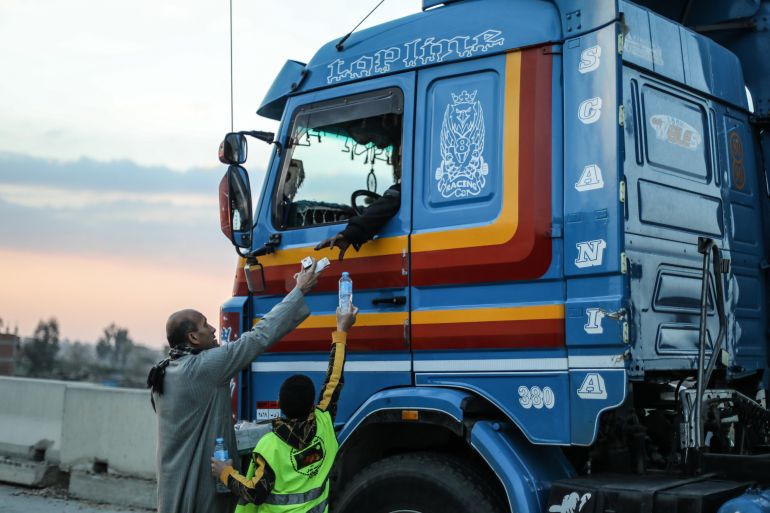 egy17-1772184279 في مشهد رمضان يتكرر كل عام في مصر، يسارع متطوعون قبيل أذان المغرب لتوزيع المياه والتمر والعصائر على ملايين الصائمين الذين يدركهم موعد الإفطار وهم على سفر، في مبادرة تعكس أجواء التكافل الاجتماعي خلال شهر رمضان. ورصدت الأناضول، هذه اللحظات قبيل آذان المغرب على الطريق الإقليمي السريع بمحافظة المنوفية (شمال). ( Mohamed Elshahed - وكالة الأناضول )