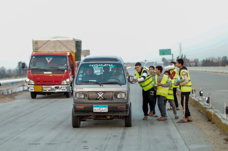 egy23-1772184298 في مشهد رمضان يتكرر كل عام في مصر، يسارع متطوعون قبيل أذان المغرب لتوزيع المياه والتمر والعصائر على ملايين الصائمين الذين يدركهم موعد الإفطار وهم على سفر، في مبادرة تعكس أجواء التكافل الاجتماعي خلال شهر رمضان. ورصدت الأناضول، هذه اللحظات قبيل آذان المغرب على الطريق الإقليمي السريع بمحافظة المنوفية (شمال). ( Mohamed Elshahed - وكالة الأناضول )