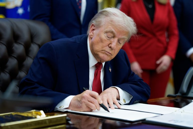 epa_697c83f5eef2-1769767925 epa12691736 United States President Donald J Trump signs an Executive Order creating the 'Great American Recovery Initiative' to tackle drug addiction in the Oval Office of the White House in Washington, DC, USA, 29 January 2026. EPA/AARON SCHWARTZ / POOL