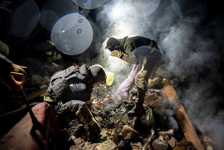 epa_698f435b34ba-1770996571-1 epa12734009 Ukrainian rescuers work at the site of a Russian strike on a private residential building in Kramatorsk, Donetsk region, eastern Ukraine, late 12 February 2026, amid the ongoing Russian invasion. At least four people died, including one child, and four others were injured as a result of that strike, according to the State Emergency Service. EPA/TOMMASO FUMAGALLI