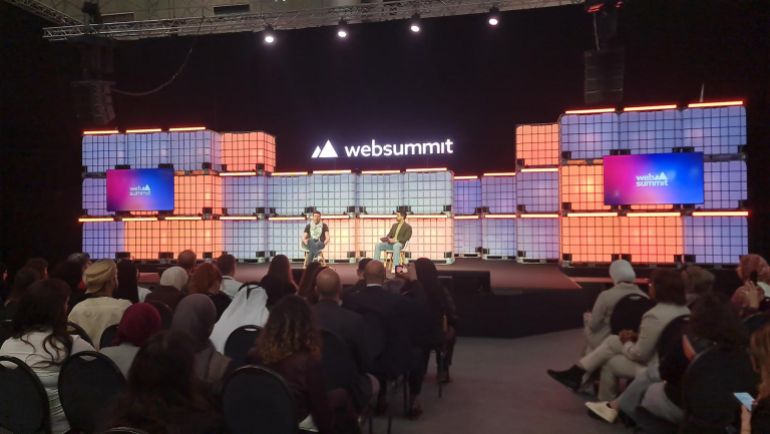 ‎⁨بول بيغار متحدثا في قمة الويب