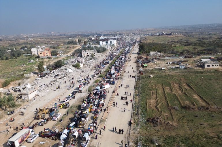 بعد أكثر من 15 شهرا من التهجير والمعاناة جراء الإبادة الجماعية التي ارتكبتها إسرائيل، عاد عشرات آلاف النازحين الفلسطينيين الاثنين، إلى محافظتي غزة والشمال في مشهد تخوف الكثيرون من عدم حدوثه. جاءت عودة النازحين من محافظات الجنوب والوسطى إلى غزة والشمال، عبر نقطتين من محور نتساريم الذي أنشأه الجيش الإسرائيلي في 27 أكتوبر/ تشرين الأول 2023 وسط القطاع. النقطة الأولى، هي شارع الرشيد الساحلي حيث خٌصص وفق اتفاق وقف إطلاق النار لعودة النازحين مشيا على الأقدام إلى مدينة غزة. أما النقطة الثانية فتتمثل بشارع صلاح الدين حيث خُصص لمرور المركبات بعد خضوعها لتفتيش أمني بجهاز أشعة سينية (X-RAY)، وفق ما نص عليه اتفاق وقف إطلاق النار الذي تم التوصل إليه في 19 يناير/ كانون الثاني الجاري. ( Hasan Eslayeh - وكالة الأناضول )