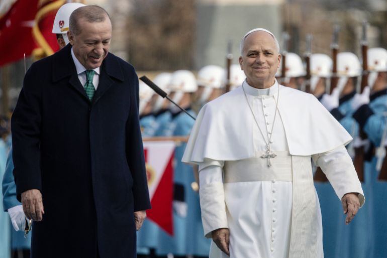 getty_692fda3718-1764743735 ANKARA, TURKEY - NOVEMBER 27: President of Turkey Recep Tayyip Erdoğan (L) greets Pope Leo XIV (R) during a welcome ceremony at the Presidential Palace on November 27, 2025 in Ankara, Turkey. Pope Leo XIV is making his first foreign trip on a six-day visit to Turkey and Lebanon. During his trip, the Pope is scheduled to meet with faithful from local Catholic communities, as well as political and religious leaders, drawing attention to regional issues. (Photo by Chris McGrath/Getty Images)