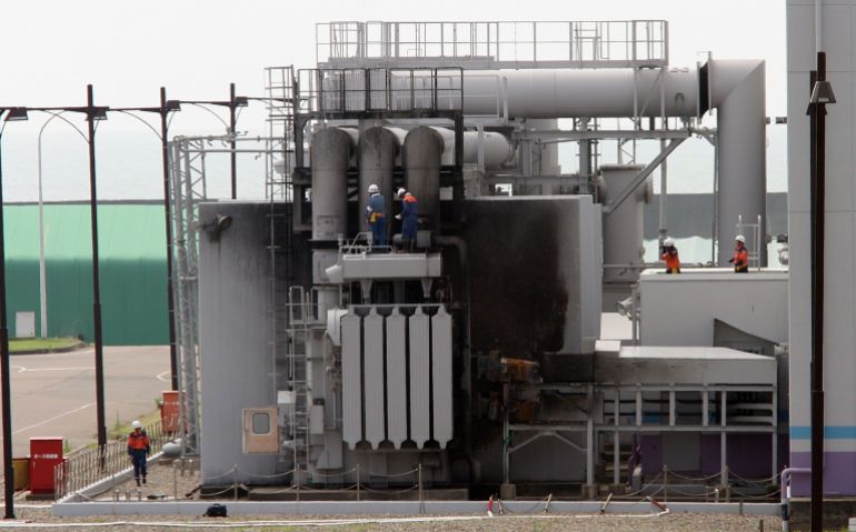 NIIGATA, JAPAN - JULY 18: Workers examine nuclear power generation unit No 3, from which smoke spewed after Monday's 6.8 earthquake, at the Tokyo Electric Power Co (TEPCO) Kashiwazaki-Kariwa Nuclear Power Plant on July 18, 2007 in Kashiwazaki, Niigata Prefecture, Japan. TEPCO confirmed a leak of radioactive material from nuclear power generator unit No 7, having previously announced that 1.5 litres of water containing radioactive materials had leaked from a unit into the sea. The possibility of further radioactive leaks at the plant are under investigation. (Photo by Koichi Kamoshida/Getty Images)