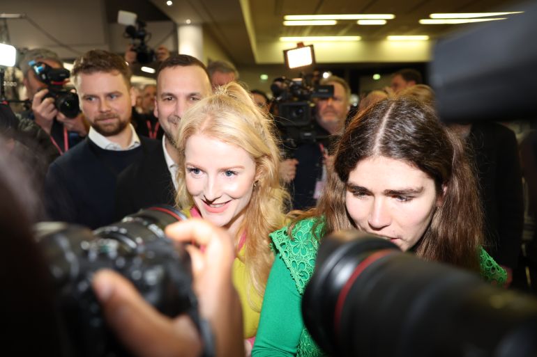 getty_69a165737e-1772184947 MANCHESTER, ENGLAND - FEBRUARY 27: Green Party candidate and winner Hannah Spencer (C) celebrates on February 27, 2026 in Manchester, England. The Greater Manchester constituency of Gorton and Denton is holding a by-election, triggered by the resignation of former Labour MP Andrew Gwynne due to ill health, following his suspension from the party in 2025. (Photo by Ryan Jenkinson/Getty Images)