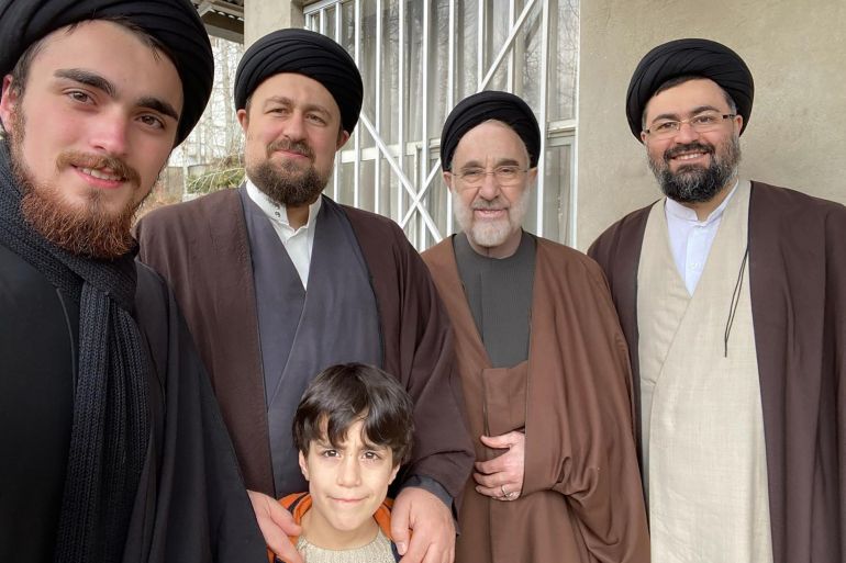iran8-1770742397 عائلة الخميني مع خاتمي المصدر: حساب أحمد الخميني على إنستغرام