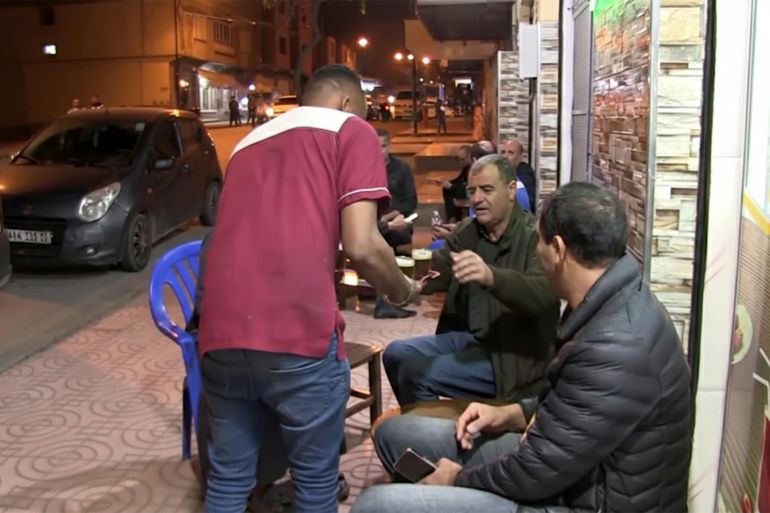 يجتمع الأصدقاء والعائلات حول فناجين الشاي بعد التراويح -الجزيرة