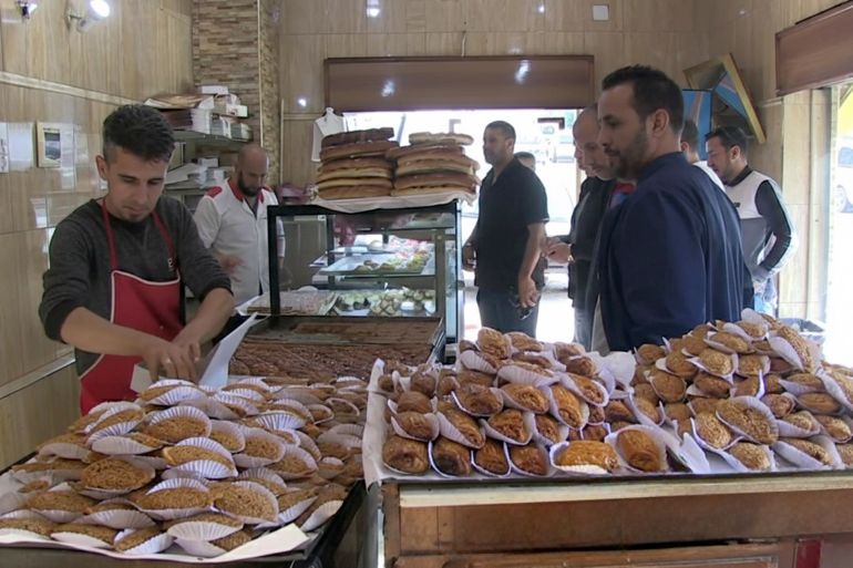 يزداد الإقبال على الحلويات التقليدية في المساء -الجزيرة