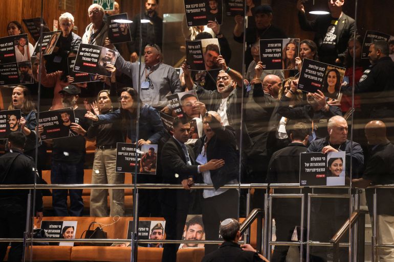 reuters_694c1aab-1766595244 أعضاء "مجلس أكتوبر" يحتجون في شرفة قاعة الكنيست الإسرائيلي بالقدس، مطالبين بتحقيق رسمي مستقل في إخفاقات هجوم 7 أكتوبر/تشرين الأول 2023 (رويترز).