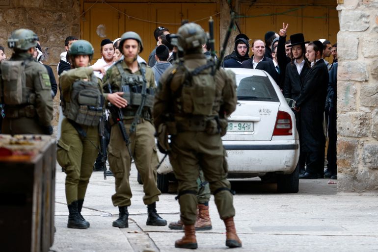 reuters_698be78d-1770776461 Israeli soldiers stand guard during a weekly settlers' tour in Hebron, in the Israeli-occupied West Bank, January 24, 2026. REUTERS/Mussa Qawasma